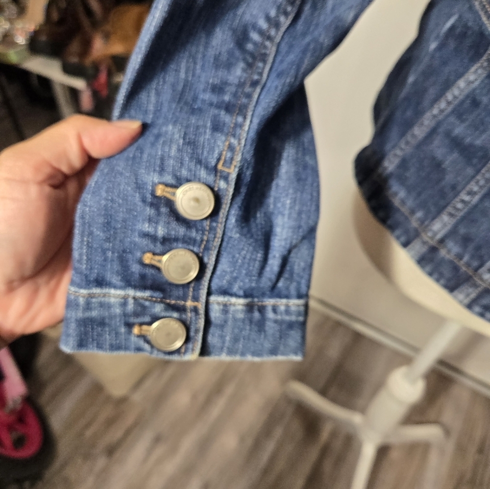 Jones Wear Jean Jacket Embroidered Floral Details Sz 6 - Picture 7 of 8